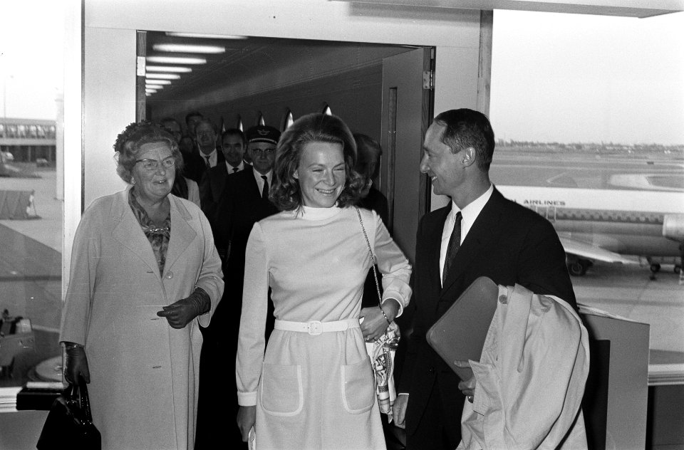 Koningin Juliana, prinses Irene en prins Carlos Hugo in de hal van Schiphol, Bestanddeelnr 922-5777