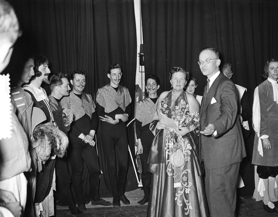 Koningin Juliana bezoekt de opvoering De Zwarte Tulp van Leidse studenten, Bestanddeelnr 907-1808