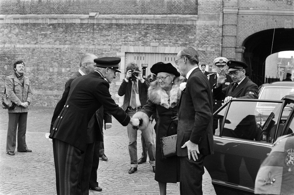 Koningin en Prins Bernhard wonen diesviering bij ivm 150-jarig Koninklijke Mi, Bestanddeelnr 930-0140