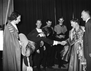 Koningin Juliana bezoekt de opvoering De Zwarte Tulp van Leidse studenten, Bestanddeelnr 907-1804
