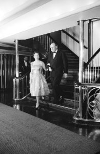 Koningin Elisabeth II en prins Philip Mountbatten arriveren aan boord van De Or, Bestanddeelnr 913-8613