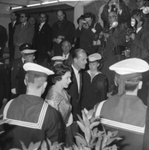Koningin Elisabeth en echtgenote gaan aan boord, Bestanddeelnr 913-8614
