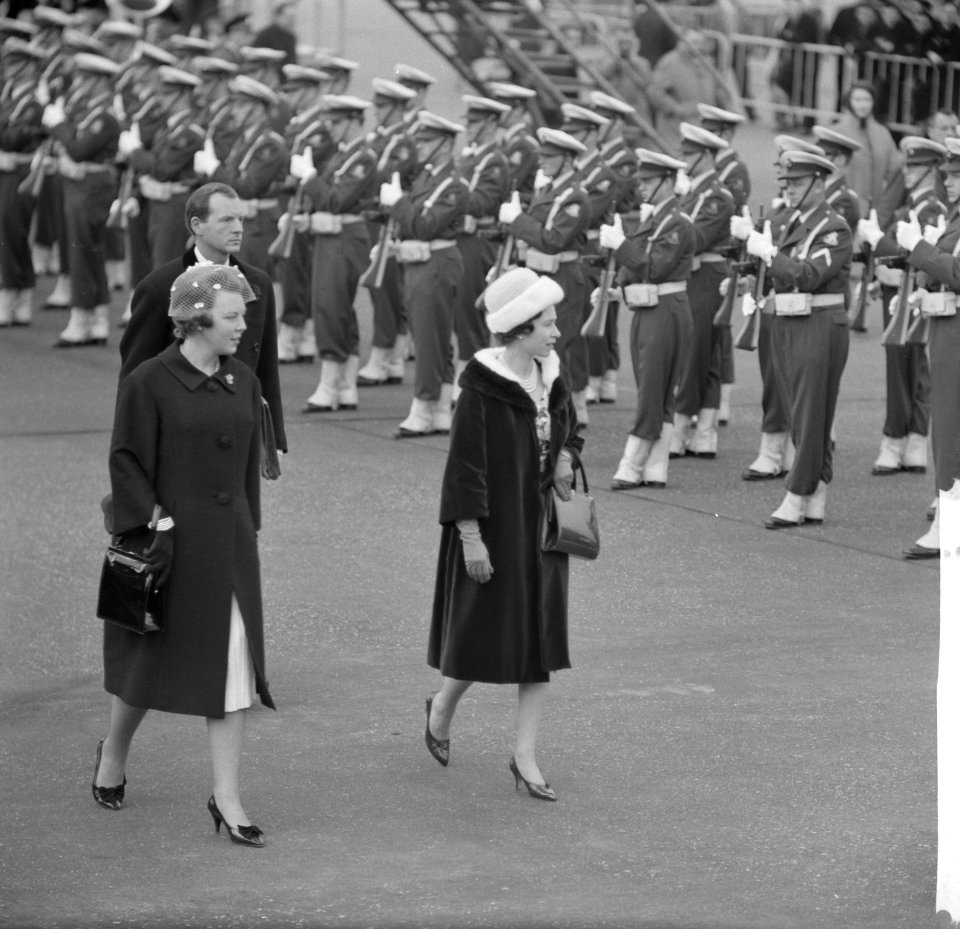 Koningin Elisabeth inspectie erewacht Schiphol, Bestanddeelnr 913-8458