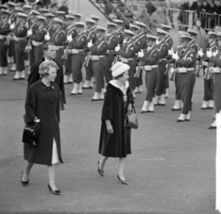 Koningin Elisabeth inspectie erewacht Schiphol, Bestanddeelnr 913-8458