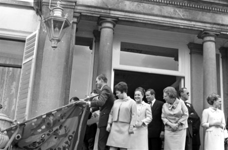 Koningin Juliana 58 jaar, defile op Paleis Soestdijk, Koninklijke familie op bor, Bestanddeelnr 920-2873