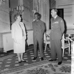 Koningin Juliana, president Nyerere en prins Bernhard op paleis Soestdijk, Bestanddeelnr 917-6729