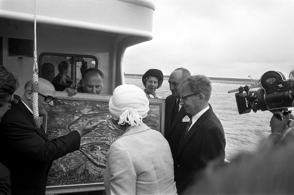 Koningin Juliana aan boord van het ms. Rotterdam, Bestanddeelnr 926-4725