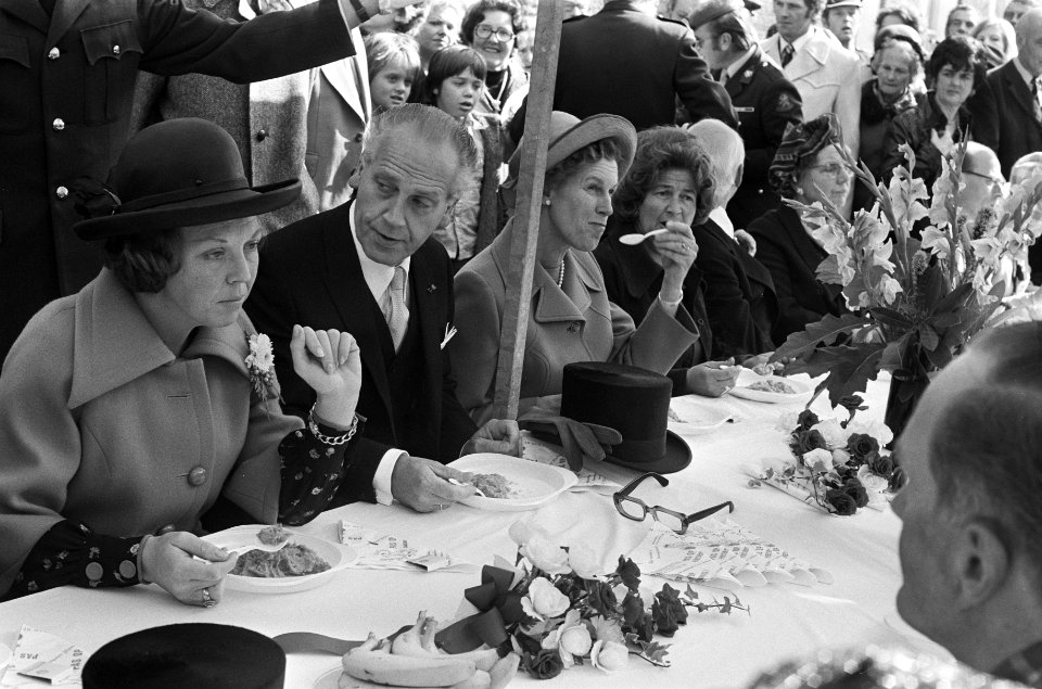 Koningin Juliana , Prins Bernhard en Prinses Beatrix bij viering ontzet van Leid, Bestanddeelnr 927-4899