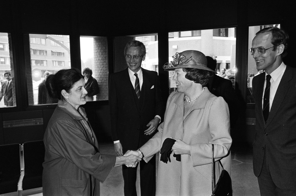 Kon. Beatrix opent Ministerie BuiZa Koningin begroet min. Schoo, midden ministe, Bestanddeelnr 933-3186