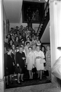 Koningin Juliana (voorgrond, tweede van links) temidden van delegatie leden, Bestanddeelnr 923-4783