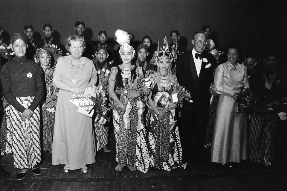 Koningin Juliana (tweede van l), prins Bernhard (r) en leden van de dansgroep, Bestanddeelnr 924-4191