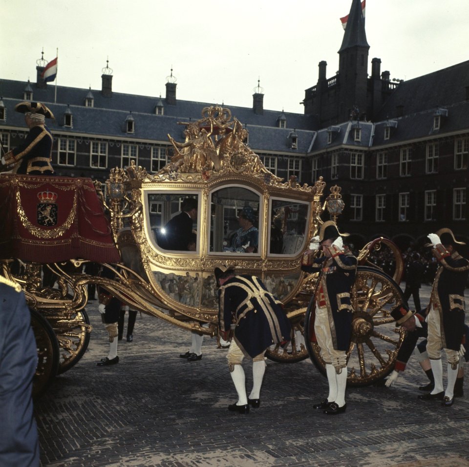 Koningin Juliana en prins Bernhard in de Gouden Koets, Bestanddeelnr 254-8184