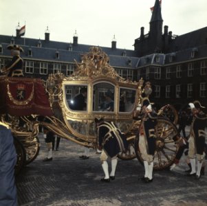 Koningin Juliana en prins Bernhard in de Gouden Koets, Bestanddeelnr 254-8184