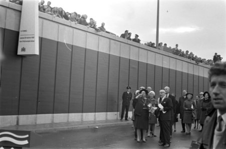 Koningin Juliana, burgemeester Samkalden en de genodigden maken een korte wandel, Bestanddeelnr 921-8114