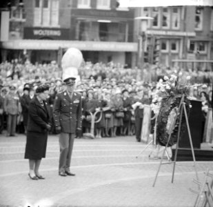 Koningin Juliana en prins Bernhard hebben een krans gelegd bij het Nationaal Mon, Bestanddeelnr 917-7267