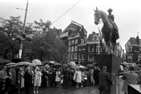 Koningin Juliana, burgemeester Ivo Samkalden en toeschouwers bij het onthulde be, Bestanddeelnr 925-6035