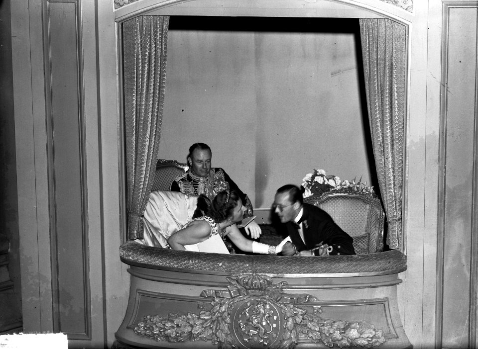 Koningin Juliana en Prins Bernhard in Koninklijke Schouwburg Den Haag, Bestanddeelnr 903-0124
