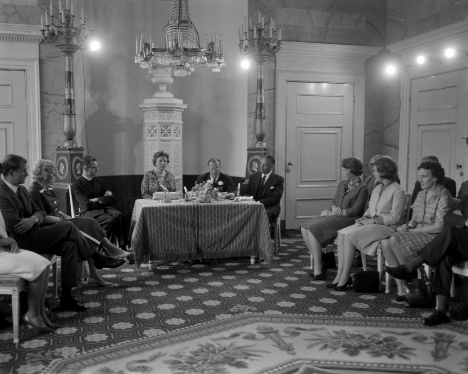 Koningin Juliana en prins Bernhard hebben de commissie stichting tot beker van J, Bestanddeelnr 914-0640