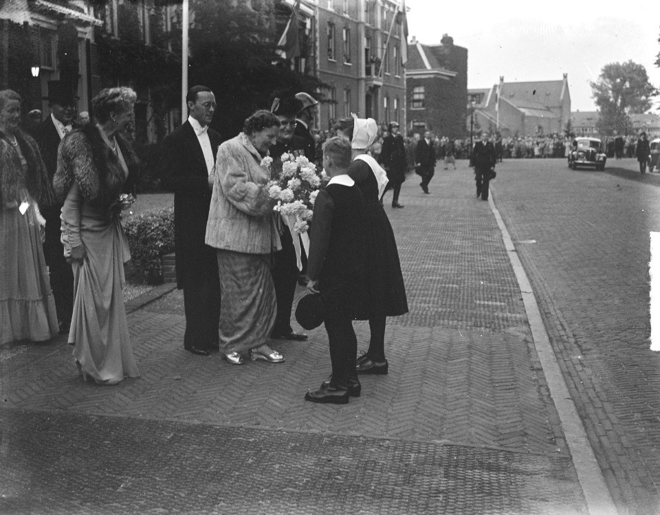 Koningin Juliana en prins Bernhard in Haarlem. De koningin krijgt bloemen aangeb, Bestanddeelnr 903-4974