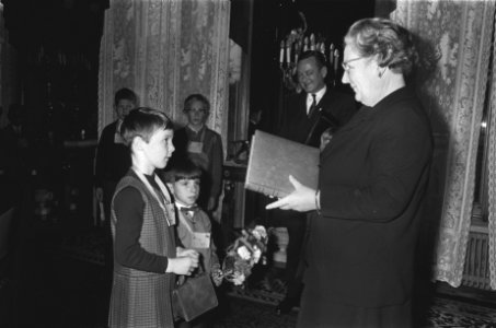 Koningin Juliana 22 schoolkinderen uit 11 provincies in verband met briefkaartak, Bestanddeelnr 922-9811