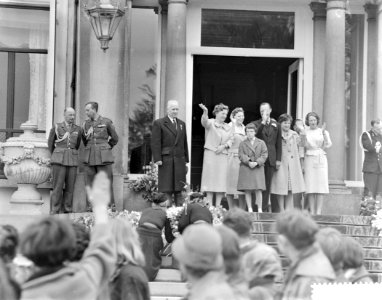 Koningin Juliana 50 jaar. Defile langs het bordes Paleis Soestdijk , v.l.n.r. Pr, Bestanddeelnr 910-3310