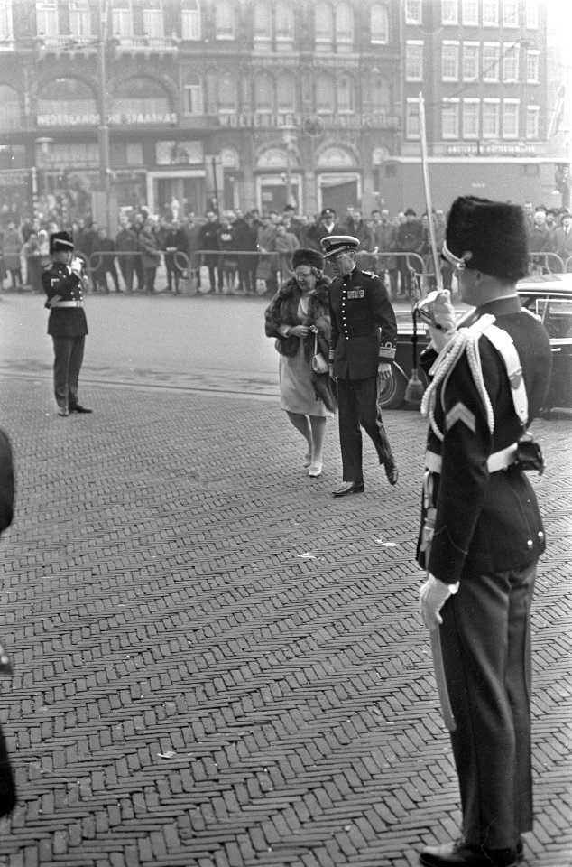 Koningin Juliana en Prins Bernhard geven Nieuwjaarsreceptie in Paleis op de Dam , Bestanddeelnr 922-0238