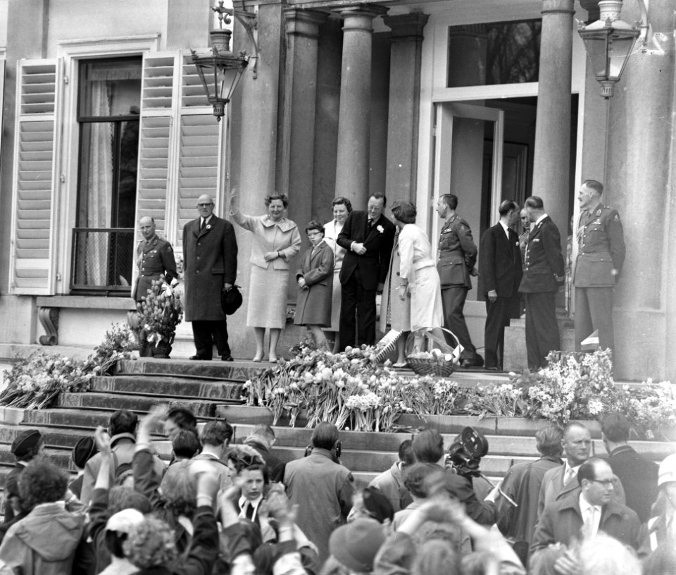 Koningin Juliana 50 jaar. Defile langs het bordes Paleis Soestdijk , v.l.n.r. Ha, Bestanddeelnr 910-3317