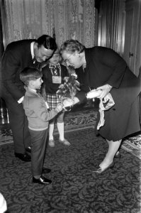 Koningin Juliana 22 schoolkinderen uit 11 provincies in verband met briefkaartak, Bestanddeelnr 922-9812