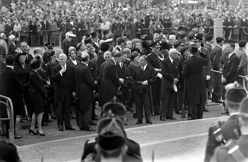 Koningin Juliana en prins Bernhard na de kranslegging, Bestanddeelnr 922-3784