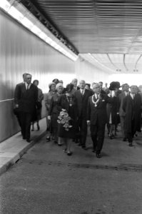 Koningin Juliana, burgemeester Samkalden en de genodigden maken een korte wandel, Bestanddeelnr 921-8118