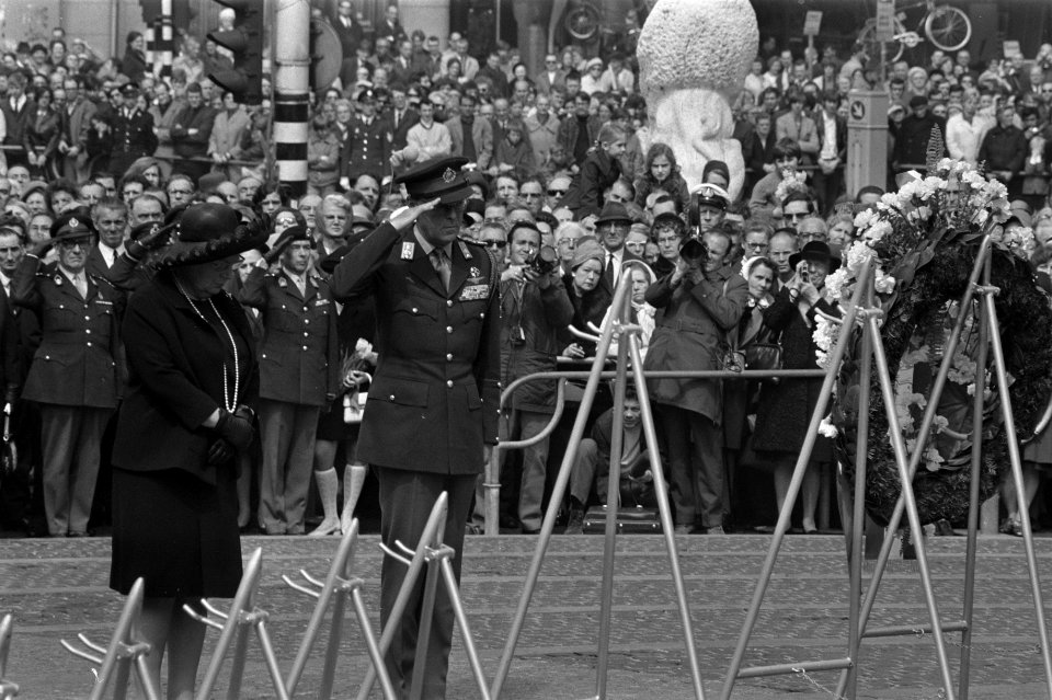 Koningin Juliana en prins Bernhard leggen een krans bij het Nationaal Monument o, Bestanddeelnr 923-4957