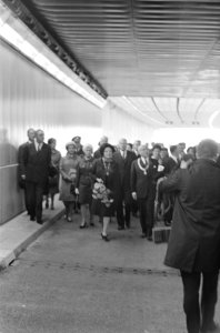 Koningin Juliana, burgemeester Samkalden en de genodigden maken een korte wandel, Bestanddeelnr 921-8117