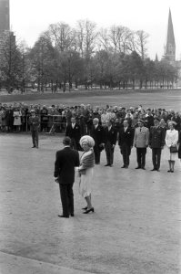 Koningin Juliana en prins Bernhard leggen een krans bij een monument in de Hofga, Bestanddeelnr 925-0784