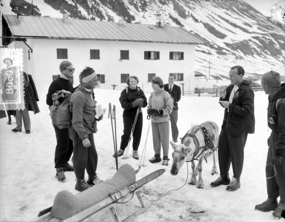 Koningin Juliana, prins Bernhard en prinses Beatrix in de sneeuw, Bestanddeelnr 907-0608