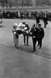 Koningin Juliana en prins Bernhard leggen een krans bij een monument in de Hofga, Bestanddeelnr 925-0782