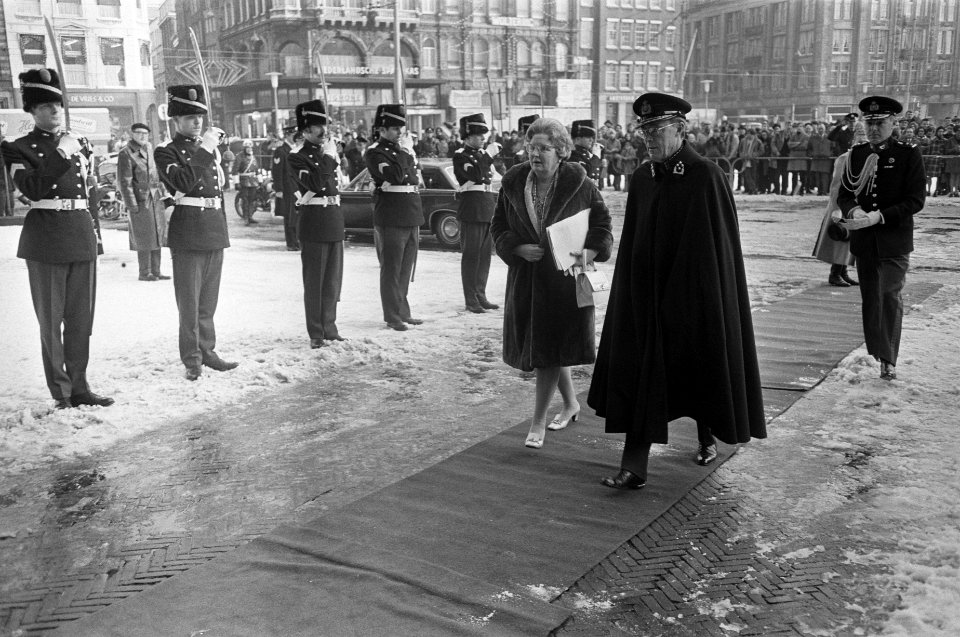 Koningin Juliana en prins Bernhard lopen over de loper naar het paleis, Bestanddeelnr 923-1339