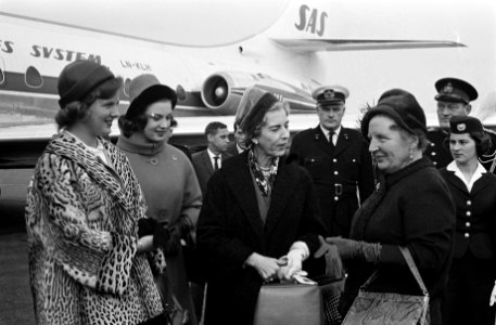 Koningin Ingrid van Denemarken, met haar dochters Margarethe en Benedikte, Konin, Bestanddeelnr 914-4039