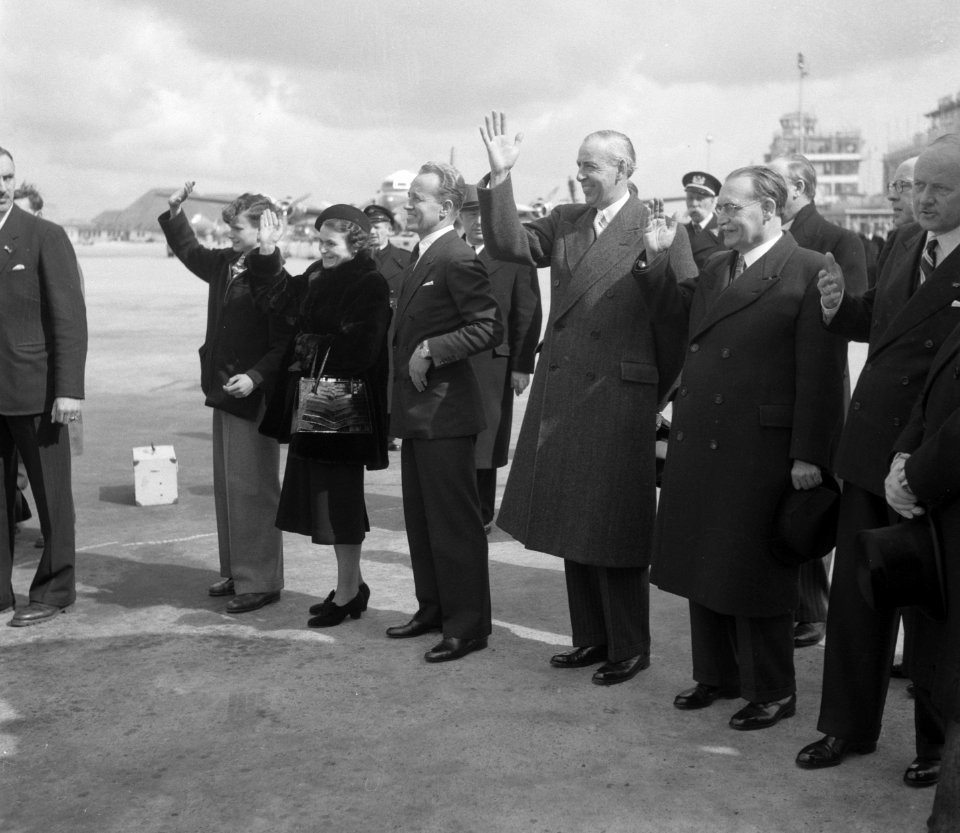 Koningin Juiana en prins Bernhard voor staatsbezoek naar Amerika. Leen van het k, Bestanddeelnr 905-0321