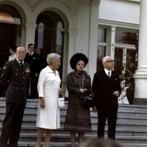 Koningin Juliana en Prins Bernhard met president Heinemann en diens echtgenote o, Bestanddeelnr 254-8985