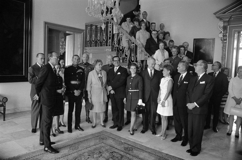 Koningin Juliana en Prins Bernhard ontvangen delegatie Canadese oud-strijders op, Bestanddeelnr 923-4913