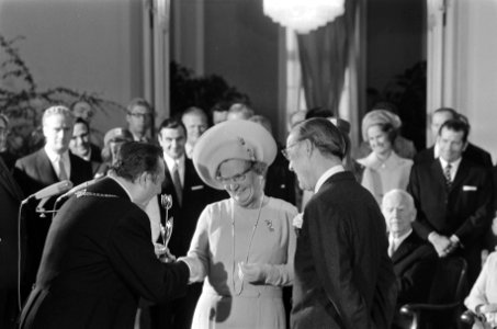 Koningin Juliana en prins Bernhard in het stadhuis in Bonn, Bestanddeelnr 925-0824