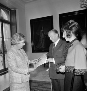 Koningin Julia ontvangt eerste exemplaar Koningin Juliana 1925-1965 uit handen, Bestanddeelnr 926-6799