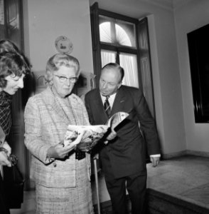 Koningin Julia ontvangt eerste exemplaar Koningin Juliana 1925-1965 uit handen, Bestanddeelnr 926-6800