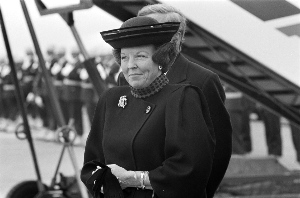 Koningin Beatrix op het vliegveld, Bestanddeelnr 934-4391