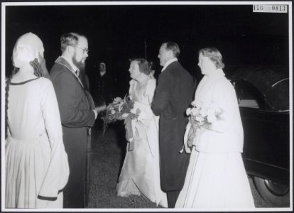 Koningin Juliana, prins Bernhard en prinses Beatrix arriveren bij een festivite, Bestanddeelnr 156-0813