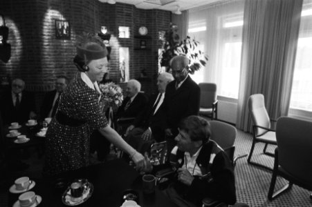 Koningin Beatrix opent revalidatiecentrum BNMO in Doorn, Bestanddeelnr 932-9695