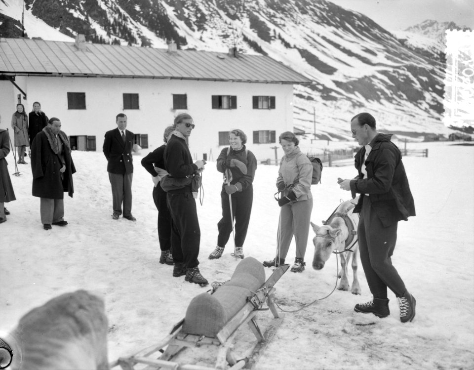 Koningin Juliana, prins Bernhard en prinses Beatrix zijn op wintersport in Sankt, Bestanddeelnr 907-0607
