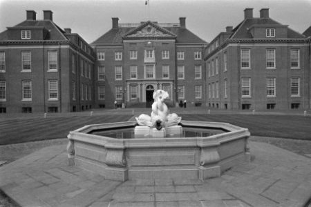 Koningin Beatrix opent Museum Paleis t Loo in Apeldoorn Paleis t Loo (andere zij, Bestanddeelnr 933-0102