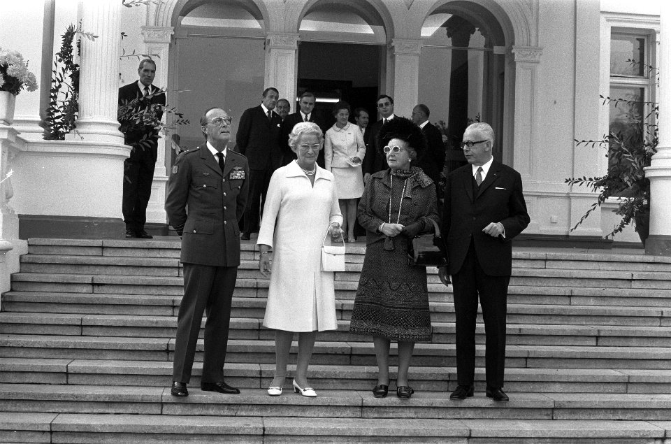 Koningin Juliana, prins Bernhard en mevrouw Heinemann op het bordes van de Villa, Bestanddeelnr 925-0777