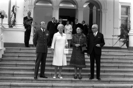 Koningin Juliana, prins Bernhard en mevrouw Heinemann op het bordes van de Villa, Bestanddeelnr 925-0777